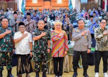Pangdam V Brawijaya Mayjen TNI Farid Makruf, Kapolda Jatim Irjen Pol Toni Harmanto, dan Gubernur Jatim Khofifah Indar Parawansa di sela pertemuan dengan jajaran Forkopimda Jawa Timur serta bupati/wali kota se-Jatim  di Gedung Negara Grahadi.
