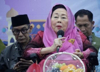 Dr (HC) Dra Sinta Nuriyah Wahid MHum saat menyampaikan orasi kebangsaan dalam acara Buka Bersama di Gedung Menara Sains ITS.