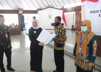 Penyerahan SK kenaikan pangkat oleh Bupati Bojonegoro Anna Mu'awanah kepada salah satu PNS di Pendopo Malowopati.