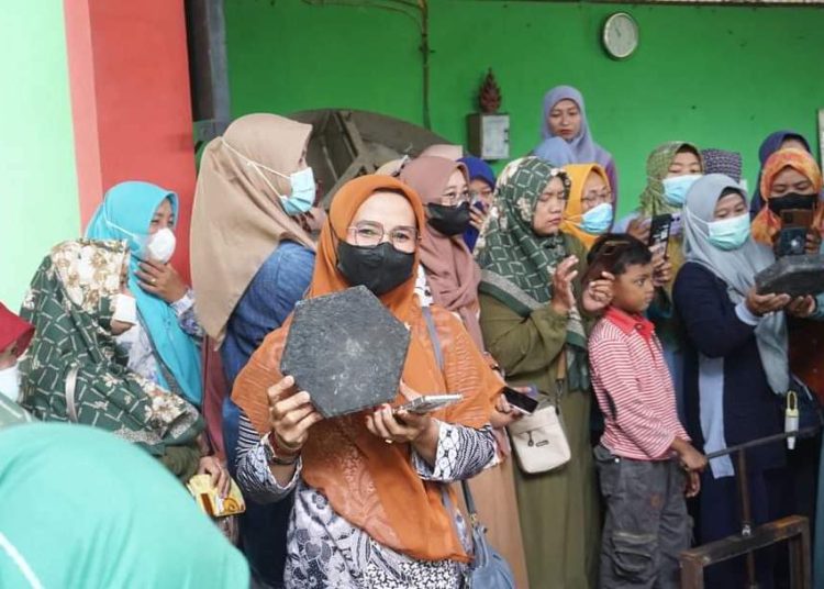 Eco paving block yang berbahan plastik kresek hasil olahan kreatif di TPA Banjarsari Bojonegoro.