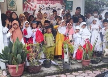 Foto bersama usai beruka bersama dan berbagi kepada anak yatim piatu yang dilaksanakan Forum Industri Kecil Menengah (IKM) Jawa Timur (FIJ) Bojonegoro.