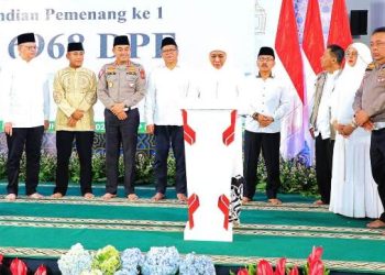 Pengundian tabungan umrah bersamaan dengan peringatan Nuzulul Quran, di Masjid Raya Islamic Centre, Jalan Raya Dukuh Kupang Surabaya.