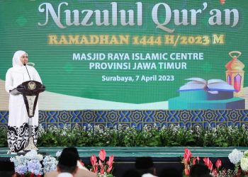 Gubernur Jawa Timur Khofifah Indar Parawansa memberikan sambutan dalam peringatan Nuzulul Quran, di Masjid Raya Islamic Centre, Jalan Raya Dukuh Kupang Surabaya.