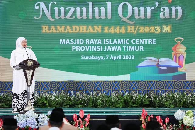 Gubernur Jawa Timur Khofifah Indar Parawansa memberikan sambutan dalam peringatan Nuzulul Quran, di Masjid Raya Islamic Centre, Jalan Raya Dukuh Kupang Surabaya.
