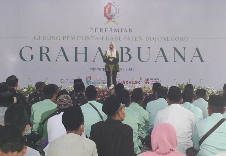 Bupati Bojonegoro Anna Mu'awanah memberikan sambutan dalam peresmian gedung Pemerintah Kabupaten Bojonegoro Graha Buana.