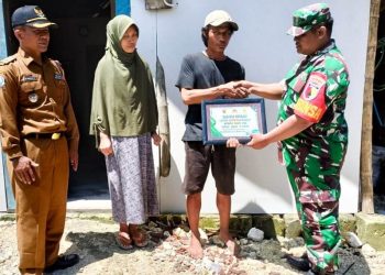 Penyerahan secara simbolis pemasangan listrik gratis dalam program "Babinsa Berbagi".