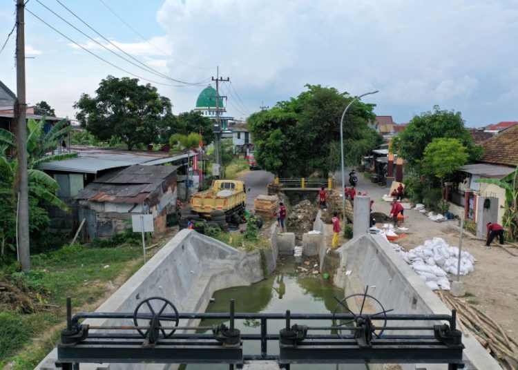 Penanganan banjir yang dilakukan oleh Dinas Sumber Daya Air dan Bina Marga Surabaya.