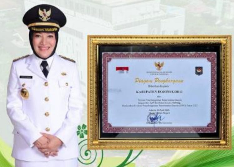 Bupati Bojonegoro Anna Mu'awanah dan Penghargaan yang diserahkan saat Puncak Peringatan Hari Otonomi Daerah XXVII tahun 2023 di Makassar.