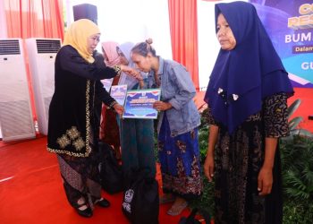Gubernur Jawa Timur Khofifah Indar Parawansa saat membagikan paket zakat produktif dalam rangkaian Hari Otonomi Daerah.