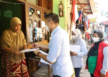 Salah satu pelayanan dari Pemkot Surabaya dengan mengantarkan berkas ke rumah warga.