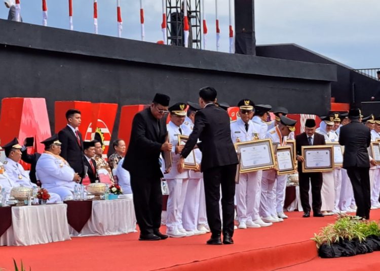 Penyerahan penghargaan kepada sejumlah kabupaten/kota oleh Kemendagri dalam hal penyelenggaraan pemerintahan daerah.