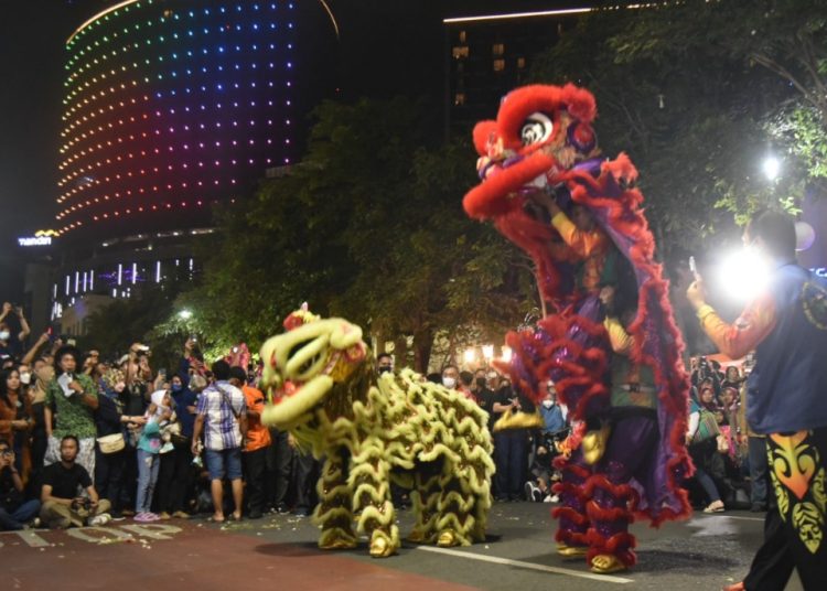 Salah satu penampilan barongsai di kawasan Alun-Alun Surabaya. Dalam menyemarakkan HJKS ke-730, nantinya juga akan digelar Culture Festival.