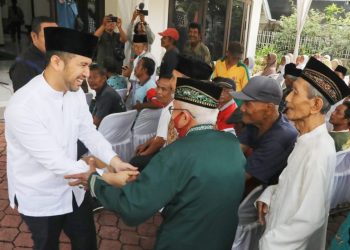 Wakil Gubernur Jawa Timur Emil Elestianto Dardak beramah tamah dengan warga sekitar kediaman di Jalan Wachid Hasyim Kabupaten Trenggalek.