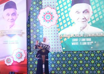 Gubernur Jawa Timur Khofifah Indar Parawansa saat menghadiri dan membuka seminar nasional pengusulan gelar pahlawan nasional KH. Abdul Chalim Leuwimunding di Islamic Center.