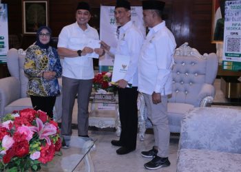 Pengurus Baznas Surabaya saat menerima zakat dari Wali Kota Surabaya Eri Cahyadi.