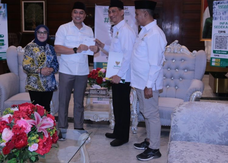 Pengurus Baznas Surabaya saat menerima zakat dari Wali Kota Surabaya Eri Cahyadi.