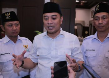 Wali Kota Surabaya Eri Cahyadi bersama pengurus Badan Amil Zakat Nasional Surabaya.