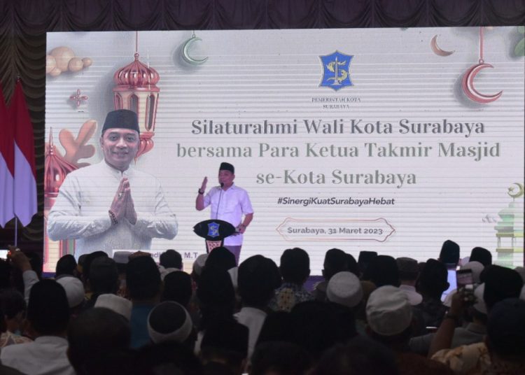 Wali Kota Surabaya Eri Cahyadi memberikan sambutan dalam silaturahmi dengan perwakilan Ketua Takmis Masjid se Kota Surabaya di Graha Sawunggaling.
