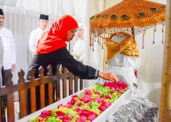 Usai salat tarawih di Masjid Agung Tuban, Gubernur Jatim Khofifah Indar Parawansa  berziarah ke makam Sunan Bonang.
