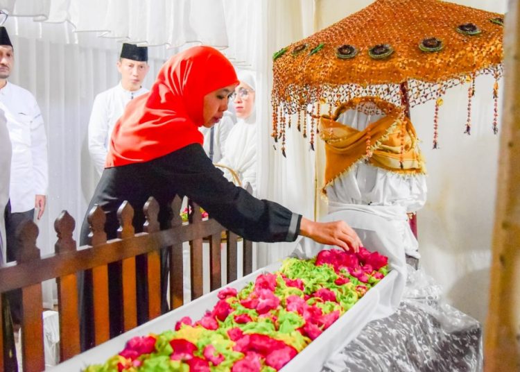 Usai salat tarawih di Masjid Agung Tuban, Gubernur Jatim Khofifah Indar Parawansa  berziarah ke makam Sunan Bonang.