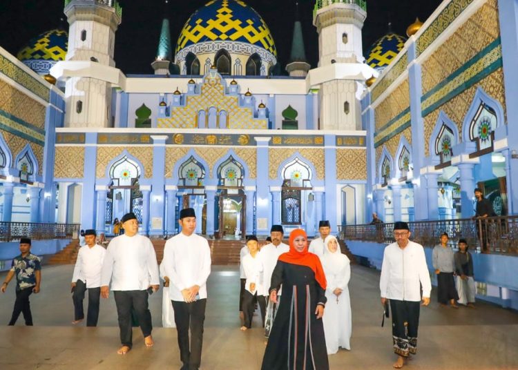 Gubernur Jatim Khofifah Indar Parawansa saat berkeliling melihat arsitektur Masjid Agung Tuban.