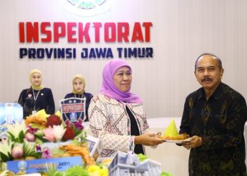 Pemotongan tumpeng dalam peresmian gedung baru Inspektorat oleh Gubernur Jatim Khofifah Indar Parawansa.