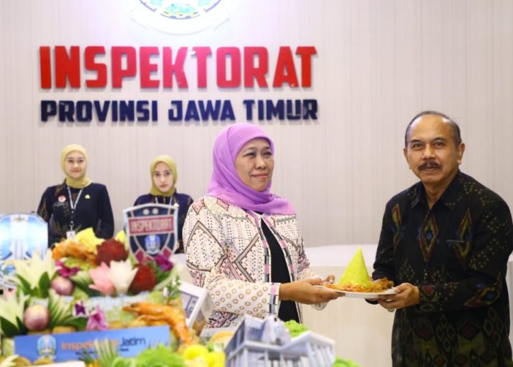 Pemotongan tumpeng dalam peresmian gedung baru Inspektorat oleh Gubernur Jatim Khofifah Indar Parawansa.