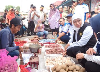 Gubernur Jatim Khofifah Indar Parawansa saat mendatangi dua pasar di Mojokerto untuk memantau harga bahan pokok.