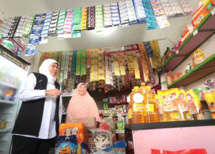 Gubernur Jawa Timur Khofifah Indar Parawansa memantau harga bahan pokok
di dua pasar di Mojokerto.