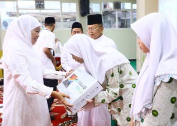 Dua murid SMA Khadijah yang mendapat golden tiket masuk Universitas Airlangga Surabaya.