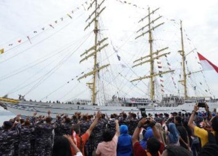Pelepasan KRI Bima Suci di Dermaga Madura, Ujung Surabaya.