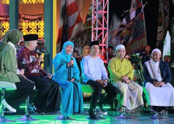 Gubernur Jawa Timur Khofifah Indar Parawansa dalam acara Tabligh Akbar Ramadan 1444 H yang digelar di halaman timur Masjid Nasional Al-Akbar Surabaya.
