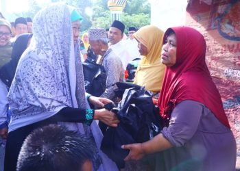 Gubernur Jatim Khofifah Indar Parawansa membagikan zakat produktif di Kabupaten Pamekasan.