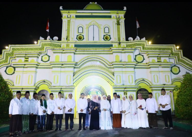 Gubernur Jawa Timur Khofifah Indar Parawansa berpose bersama jamaah yang lain di depan Masjid Jami’ Panembahan Somala di Kabupaten Sumenep.