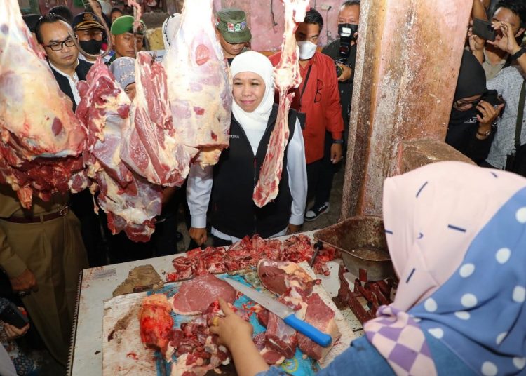 Gubernur Jawa Timur Khofifah Indar Parawansa memantau harga bahan pokok (bapok) di Pasar Kolpajung, Pamekasan.