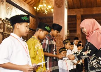 Gubernur Jawa Timur Khofifah Indar Parawansa memberikan santunan kepada anak yatim di Pendopo Agung Kabupaten Ponorogo.