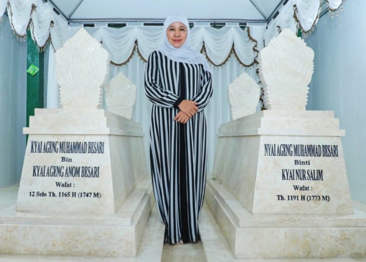 Gubernur Jatim Khofifah Indar Parawansa di makam Kiai Ageng Muhammad Besari dan istrinya.