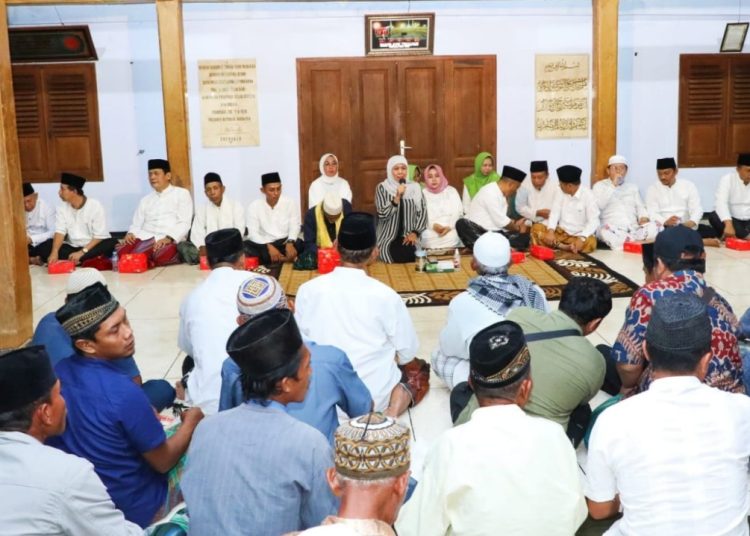 Gubernur Jatim Khofifah Indar Parawansa di Masjid Jami’ Tegalsari, Desa Tegalsari, Kecamatan Jetis, Kabupaten Ponorogo.