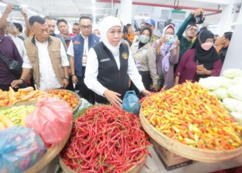 Gubernur Jatim Khofifah Indar Parawansa mengecek harga bahan pokok di Pasar Legi Kabupaten Ponorogo.