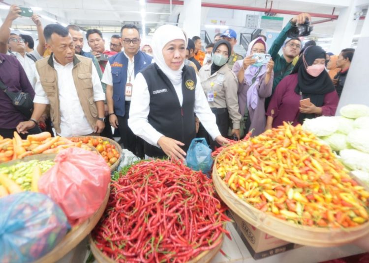 Gubernur Jatim Khofifah Indar Parawansa mengecek harga bahan pokok di Pasar Legi Kabupaten Ponorogo.