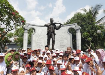 Wali Kota Surabaya Eri Cahyadi dalam sebuah kegiatan bersama para pelajar SD Surabaya.