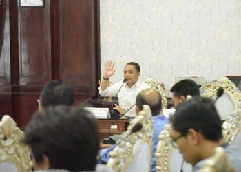 Wali Kota Surabaya Eri Cahyadi dalam pertemuan dengan Kementerian Agama, Badan Amil Zakat Nasional, beserta Lembaga Amil Zakat (Laz) se-Surabaya.