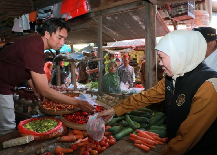 Gubernur Jatim Khofifah Indar Parawansa saat meninjau di Pasar Wage Lama, Nganjuk