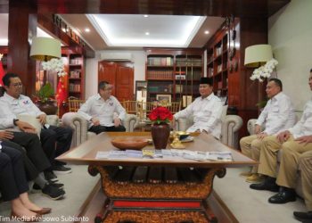 Ketua Umum Partai Perindo Hary Tanoesoedibjo bertemu dengan Ketua Umum Gerindra Prabowo Subianto. Kedua tokoh ini didampingi sejumlah petinggi partai masing-masing.