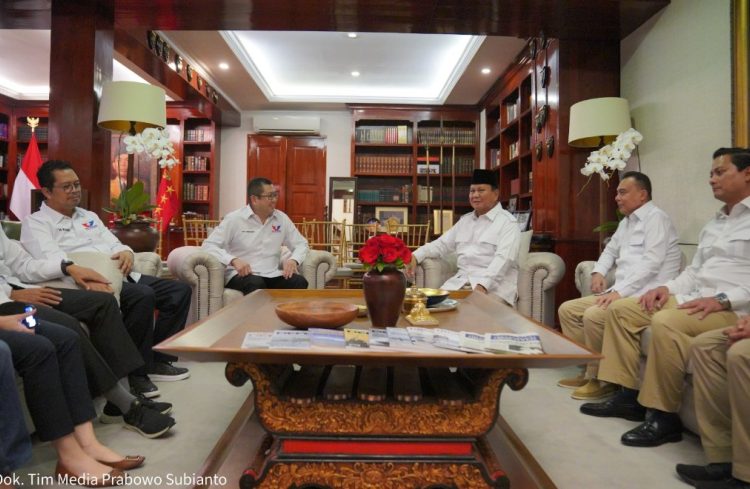 Ketua Umum Partai Perindo Hary Tanoesoedibjo bertemu dengan Ketua Umum Gerindra Prabowo Subianto. Kedua tokoh ini didampingi sejumlah petinggi partai masing-masing.