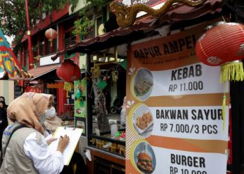 Tim dari Balai Besar Pengawas Obat dan Makanan (BBPOM) Surabaya melakukan pengecekan kuliner di event Ngabuburit di Kya-Kya.