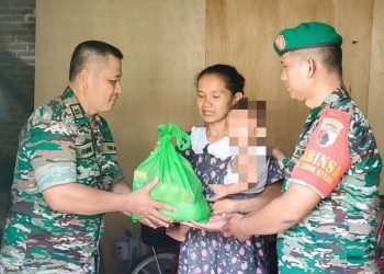 Kodim 0813 Bojonegoro memberikan bantuan makanan tambahan  kepada anak usia di bawah dua tahun.