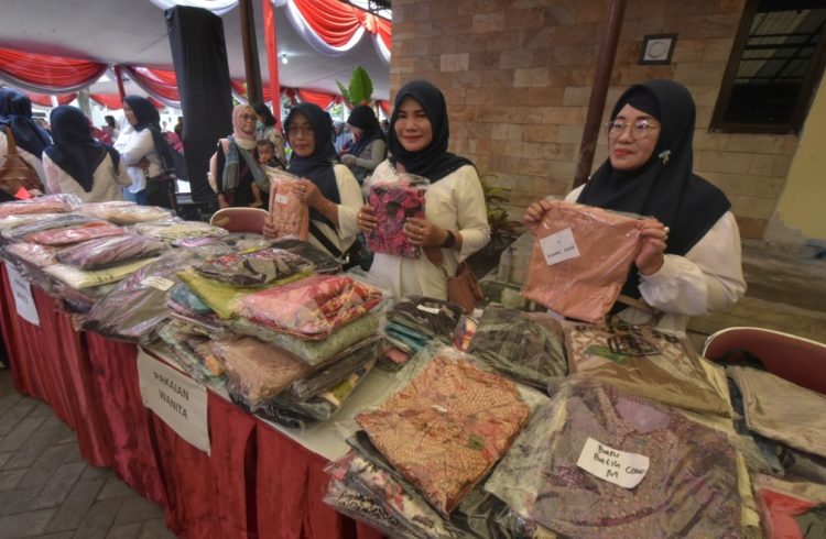Garage Sale dan Sembako Ramadan di kantor TP PKK Kota Surabaya.
