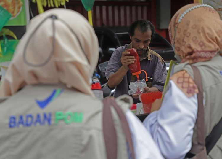 Tim Balai Besar Pengawasan Obat dan Makanan saat melakukan pengambilan sampel makanan di Kya-Kya Kembang Jepun.