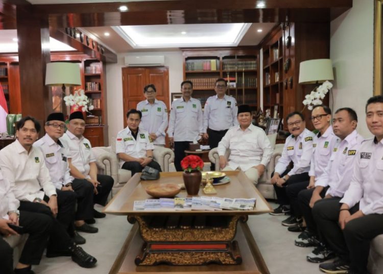 Ketua Umum Partai Gerakan Indonesia Raya (Gerindra) Prabowo Subianto dan Ketua Umum ePartai Bulan Bintang Yusril Ihza Mahendra beserta jajaran kedua parpol saat bertemu di kediaman Prabowo, Jalan Kertanegara 4, Kebayoran Baru, Jakarta Selatan.